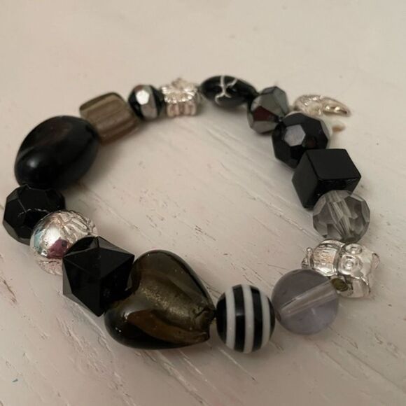 8” Silver tone beaded stretch bracelet w/quartz like, glass, and acrylic beads - Picture 2 of 11